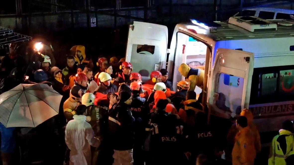 تركيا: إخراج مسافرين عالقين في طائرة ركاب بعد انزلاقها وانشطارها في إسطنبول