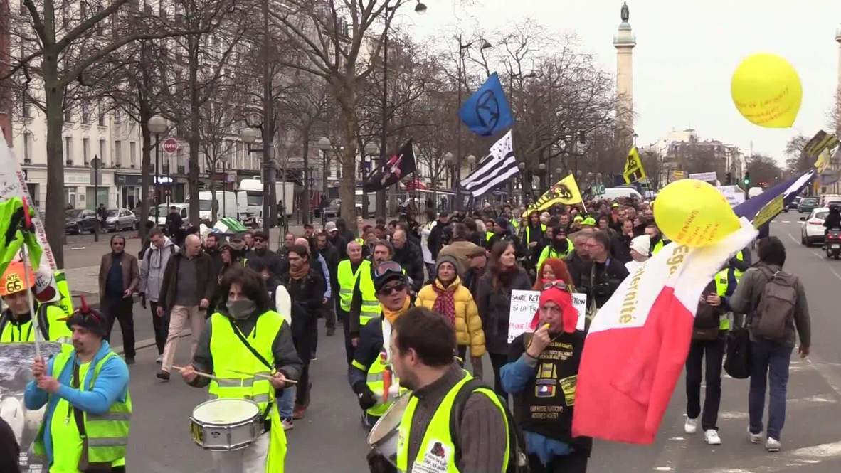 Francia: "Chalecos amarillos" continúan con las protestas en París