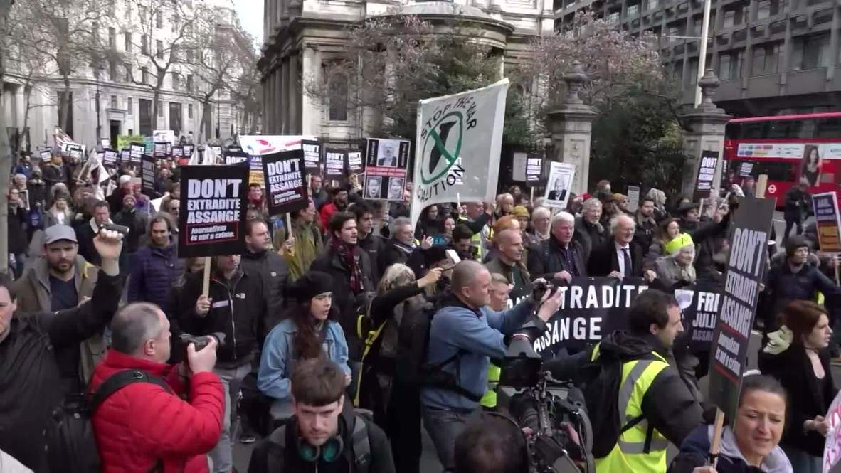 UK: Roger Waters calls for Assange to be spared extradition at London rally