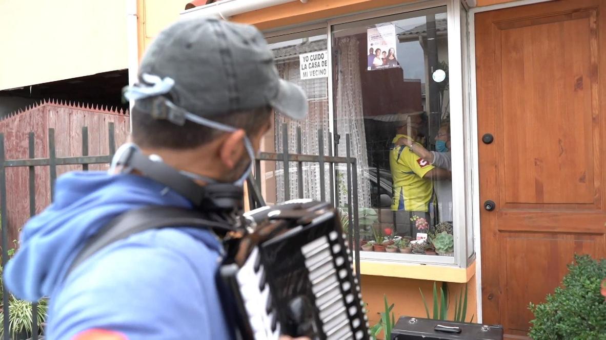 Chile: Accordion player serenades quarantined parents through window