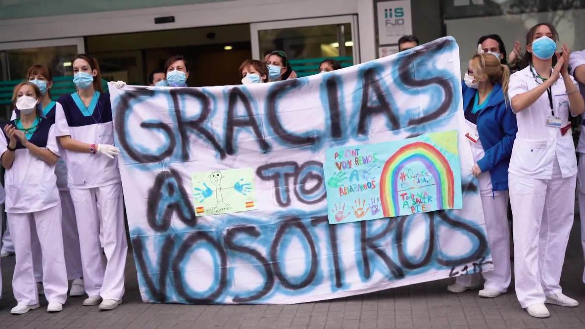Spain: Madrid residents, police and health workers applaud each other amid coronavirus fight