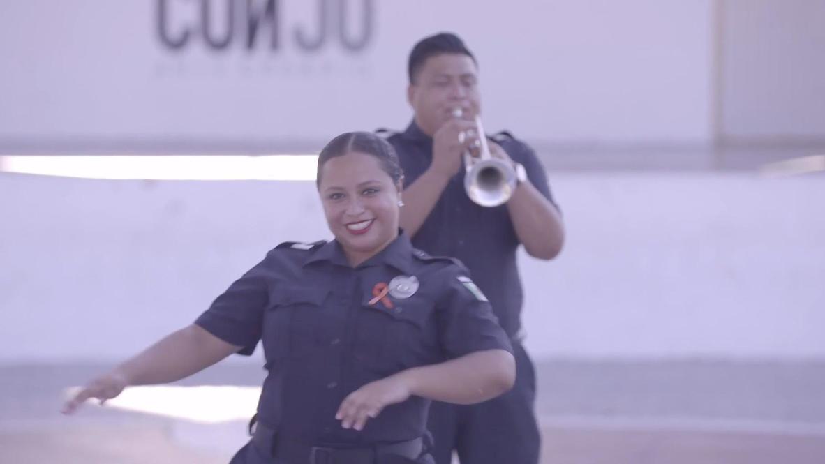 Mexico: Cancun Police turn into Mariachis to spread coronavirus awareness
