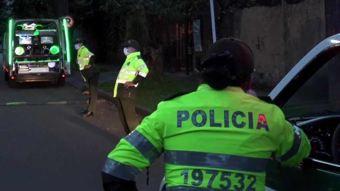 Colombia: Policía de Bogotá ayuda a sobrellevar el confinamiento por el brote de coronavirus con clases de baile