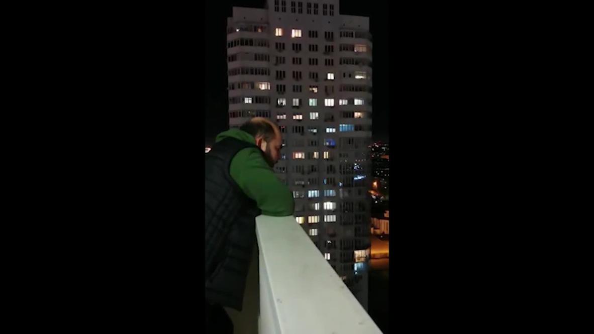 Почти как в Италии. В жилом комплексе Челябинска устроили балконный концерт
