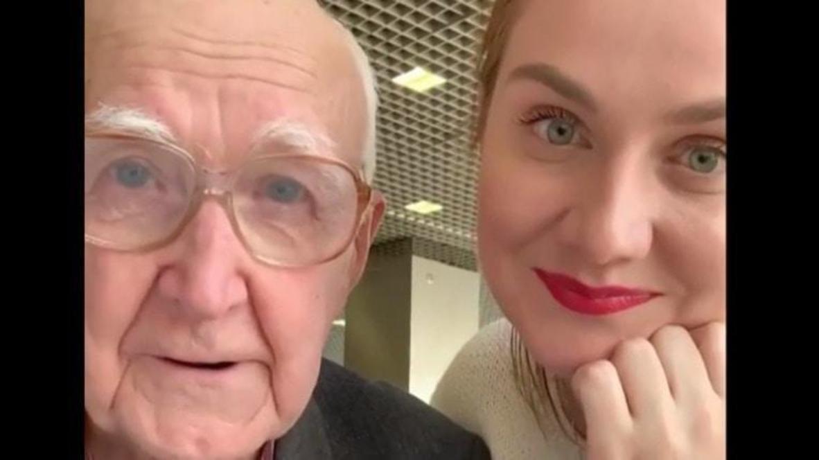 "Он может не работать до ста лет". 83-летнему таксисту в соцсетях собрали деньги на беззаботную старость