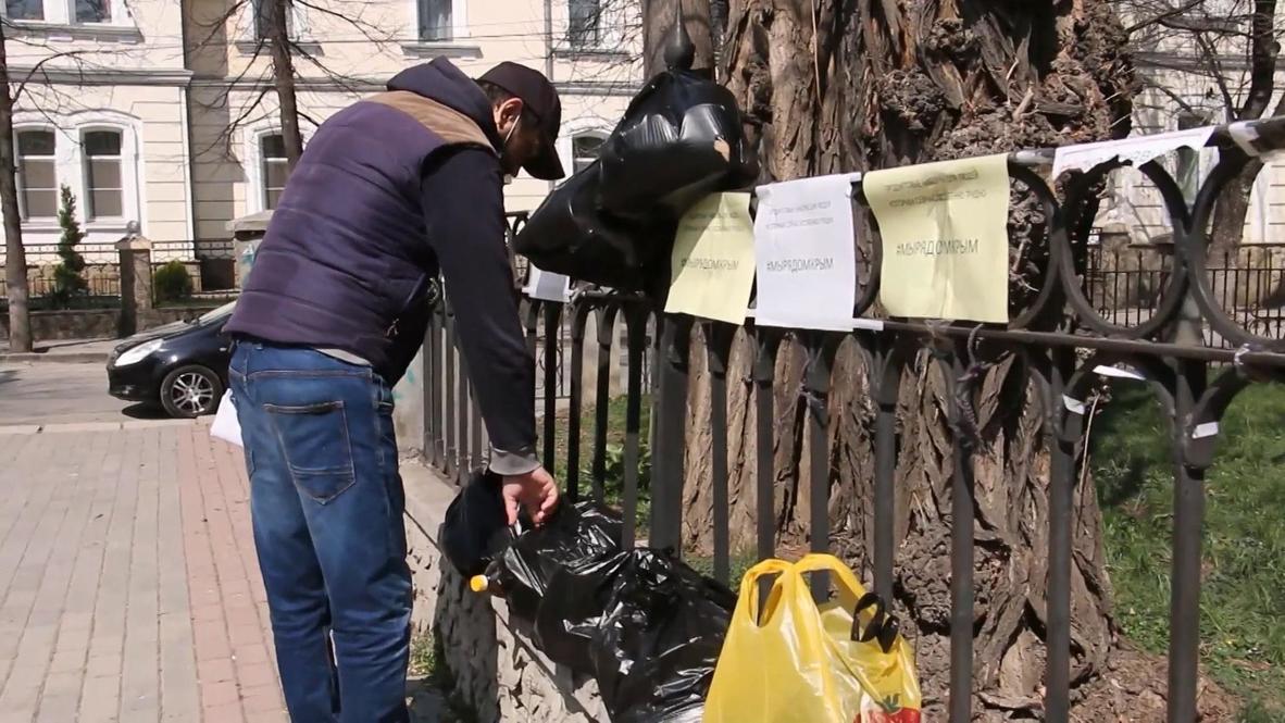 Rusia: Voluntarios de Crimea reparten comida entre los residentes durante la pandemia de COVID-19