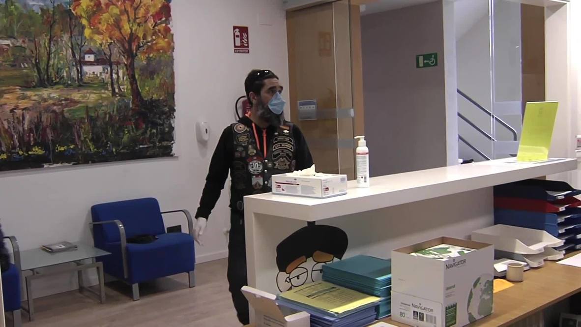 إسبانيا: سائقو الدراجات يتطوعون لإيصال الواجبات المنزلية للطلاب في المناطق النائية وسط الإغلاق العام بسبب كورونا