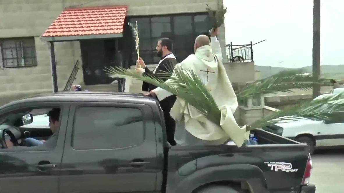 Líbano: Sacerdotes reparten bendiciones desde coches el Domingo de Ramos en medio del brote de COVID-19
