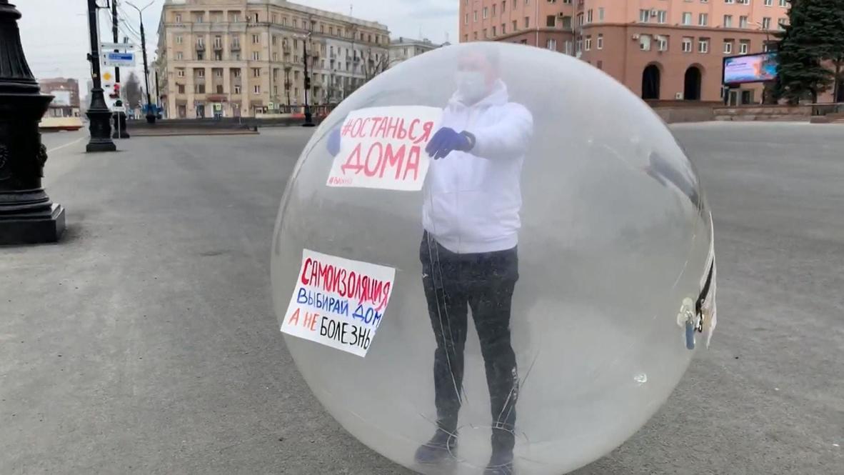 Вертись, как хочешь. Активист в резиновом шаре призывает челябинцев самоизолироваться