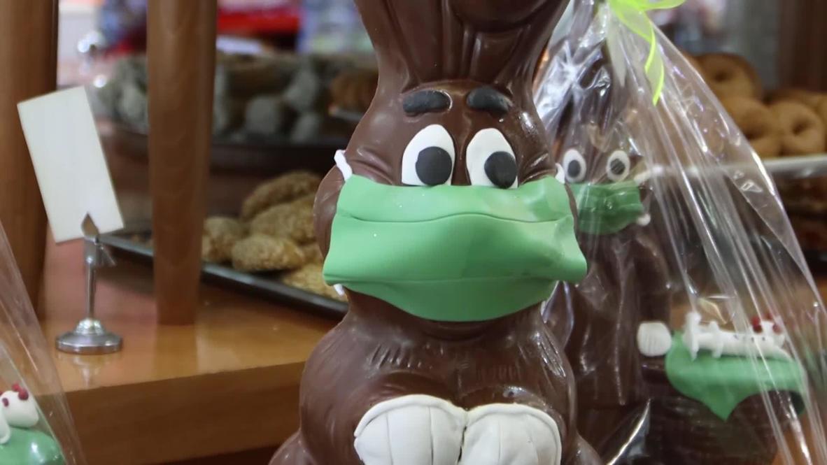 Grecia: Pastelero elabora conejo de Pascua decorado con mascarilla y vacuna para el covid-19