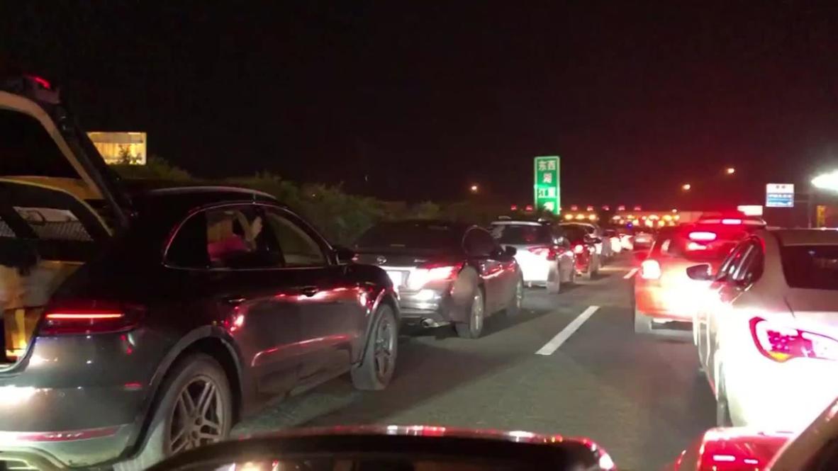 China: Colas de vehículos para salir de Wuhan tras levantarse el bloqueo de la ciudad