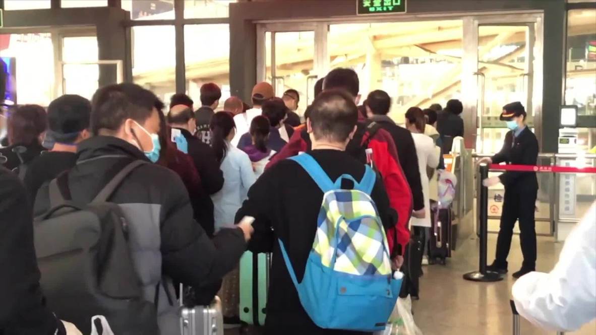 China: Pasajeros vuelven a las estaciones de tren de Wuhan tras el levantamiento de la cuarentena