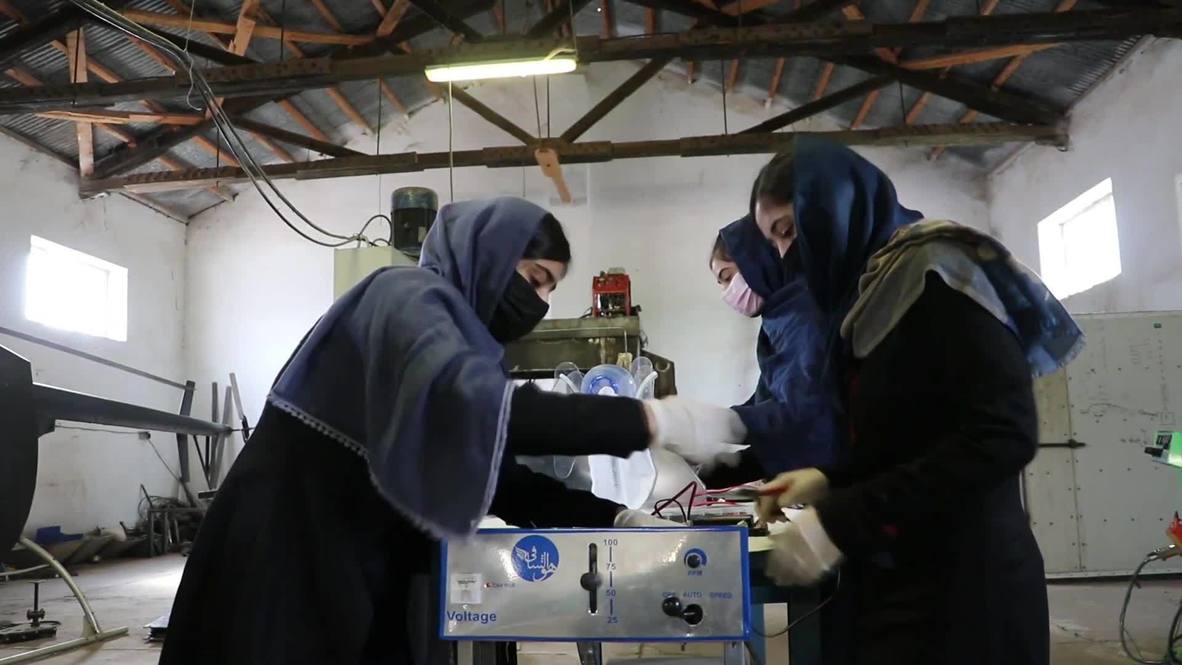 أفغانستان: فريق نسائي مختص بهندسة الروبوتات يعمل على تصنيع جهاز تنفس من قطع السيارات