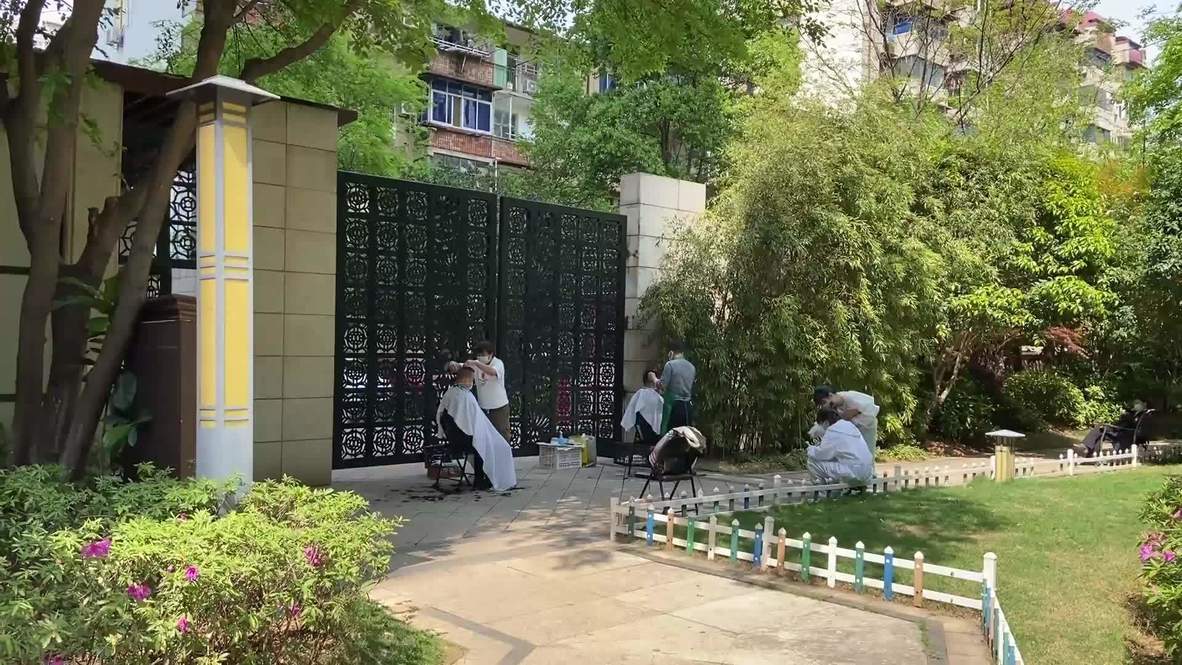 China: Wuhan locals book into hairdressers as lockdown eases