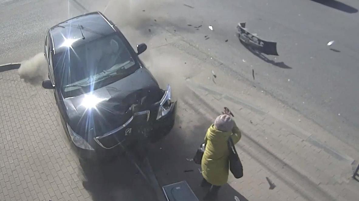 Rusia: Mujer se salva de milagro tras ser embestida por un coche fuera de control