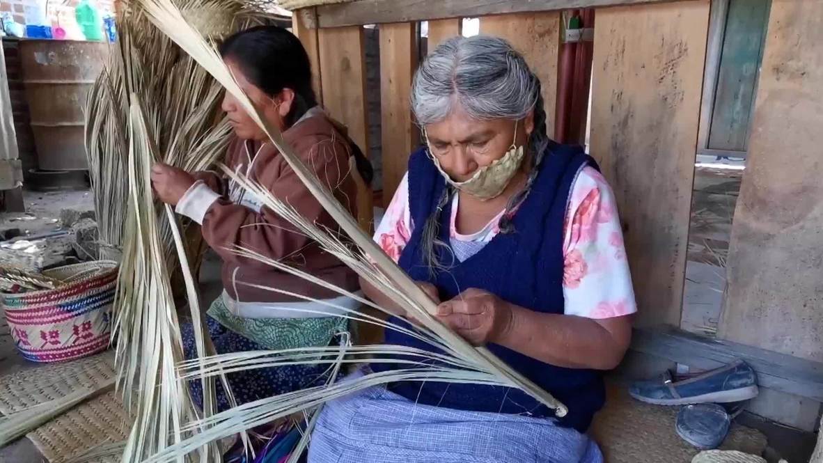 México: Artesanas indígenas elaboran mascarillas a partir de hoja de palma en Oaxaca