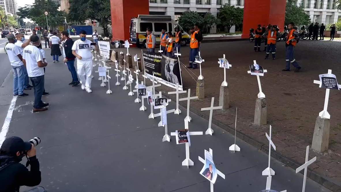 Brazil Health workers pay tribute to colleagues deceased during