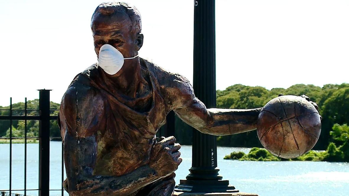 Statues of famous Argentinians decorated with face masks Video Ruptly