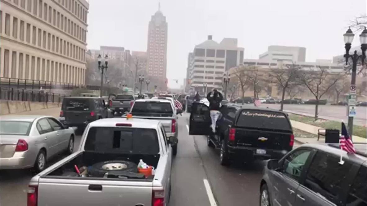 EE.UU.: Conductores bloquean las calles en protesta por la orden de confinamiento en Michigan