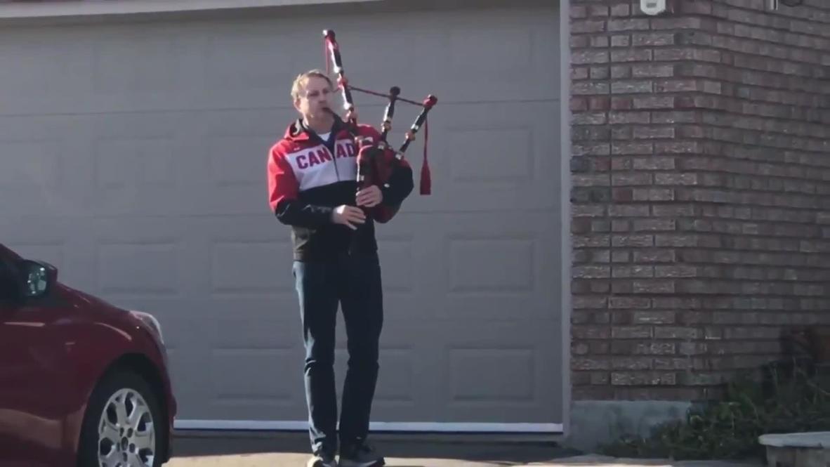 Canadá: Hombre toca la gaita para honrar a las víctimas fatales de tiroteo en Nueva Escocia