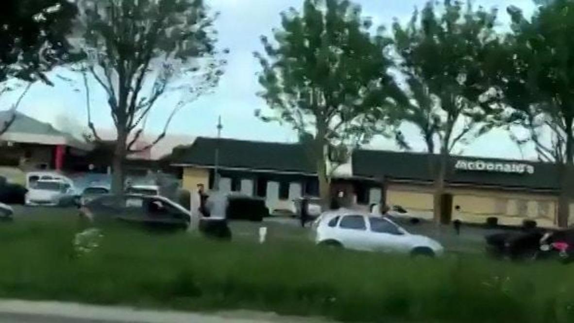 Francia: Coches hacen fila durante horas en un McDonald's reabierto en medio de la pandemia de COVID-19