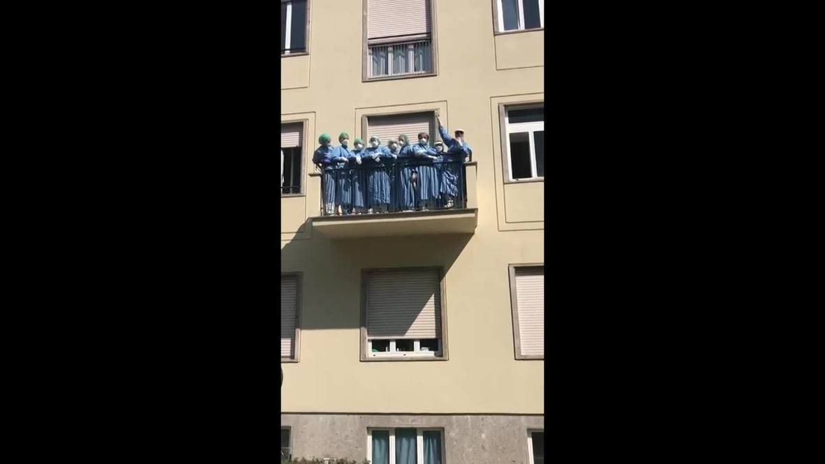 Italia: Trabajadores de limpieza celebran el alta de los últimos pacientes de covid-19 en el Policlínico de Monza