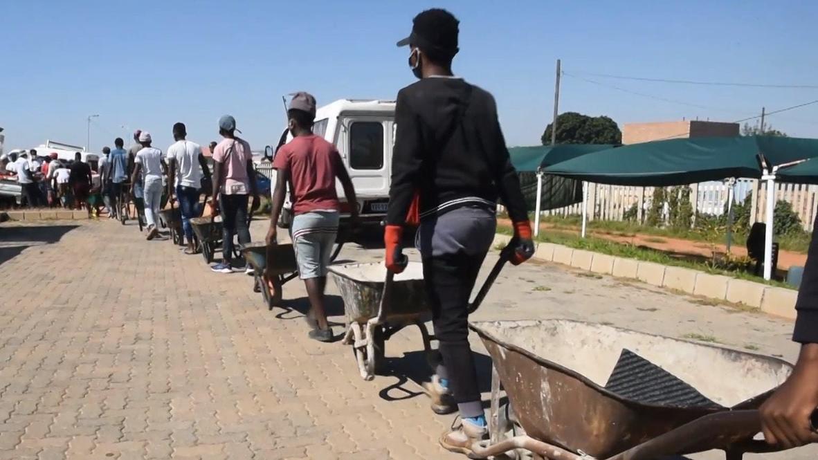 Sudáfrica: Residentes locales entregan alimentos a los más necesitados con un sistema de carretillas