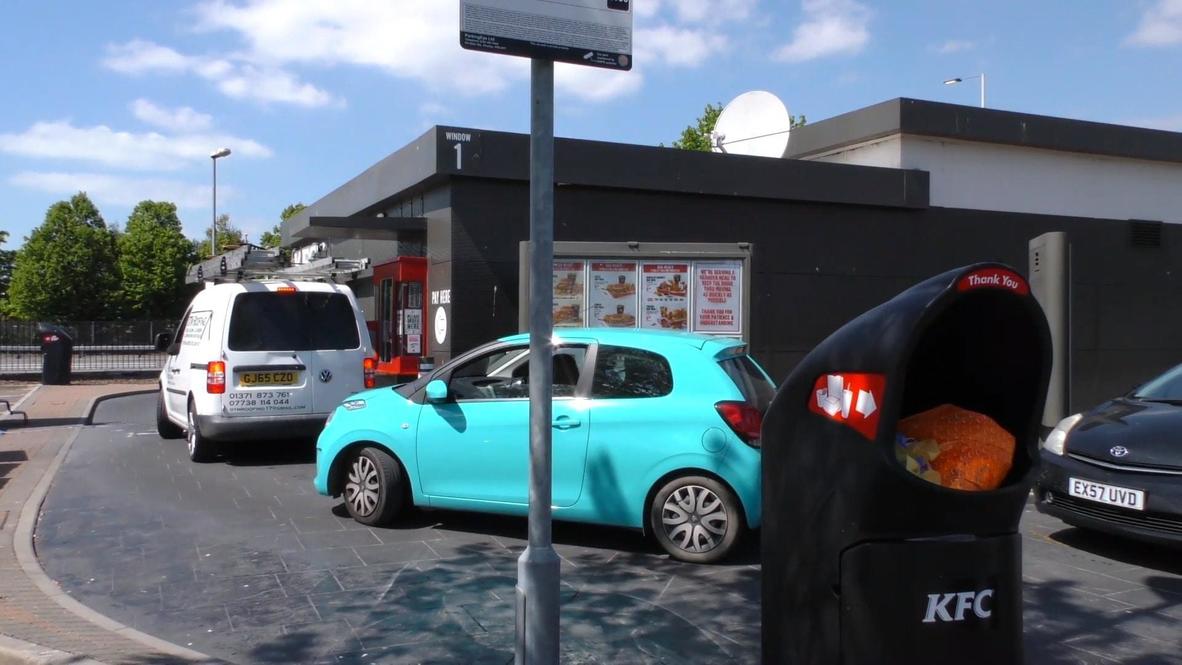 Reino Unido: Clientes hacen largas filas en restaurantes de comida rápida que reabren tras el confinamiento
