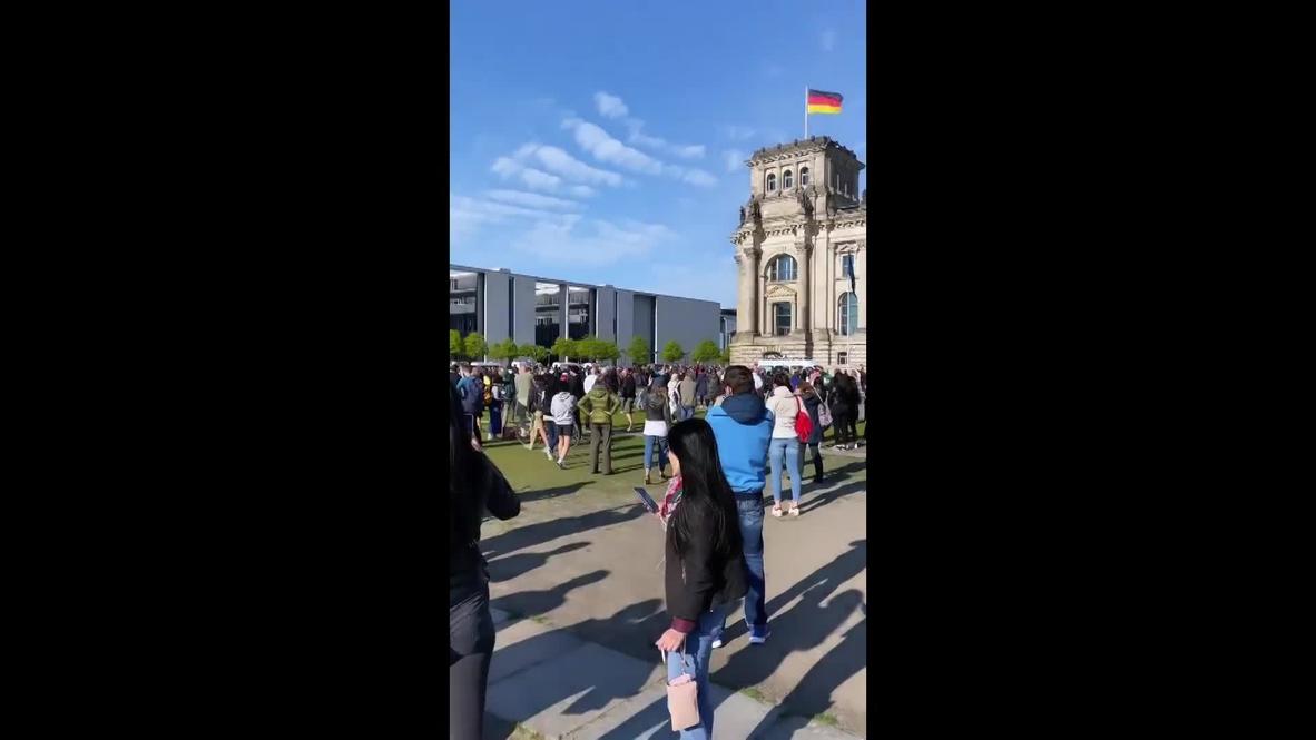 Alemania: Cientos de manifestantes contra el confinamiento por covid-19 protestan frente al Parlamento