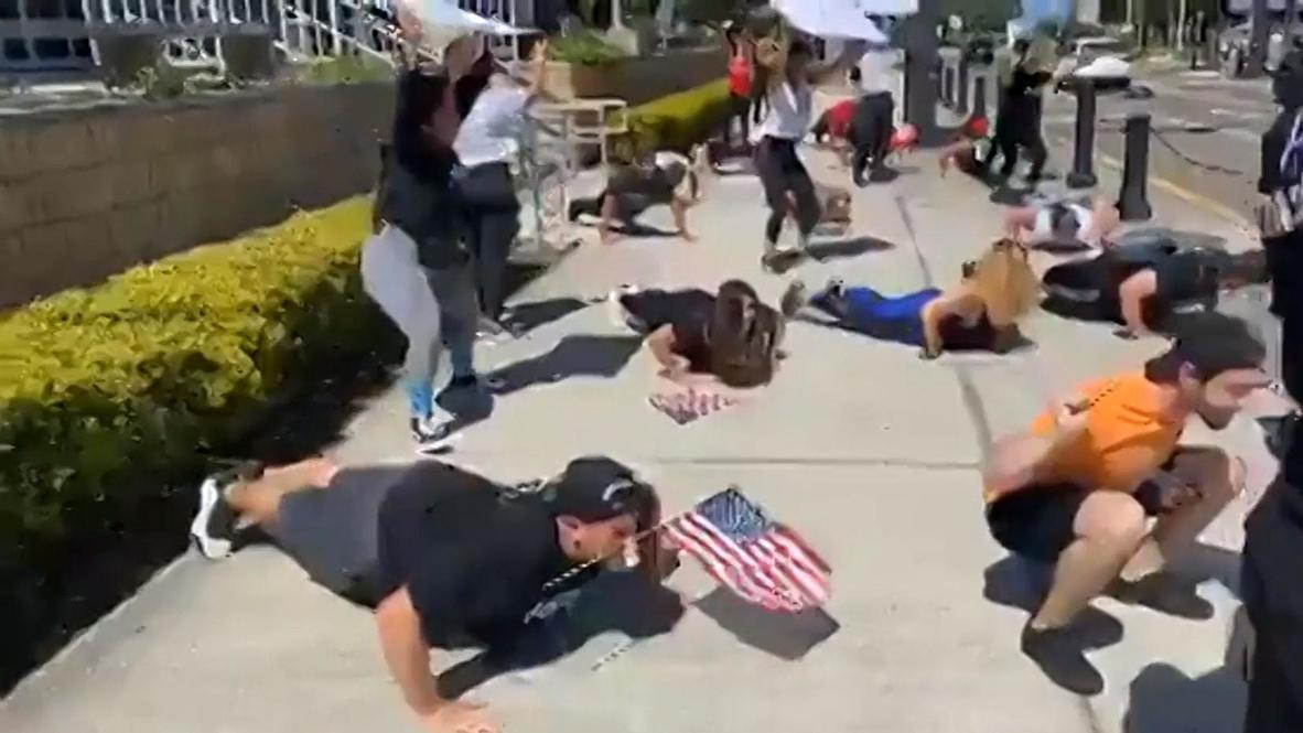 EE.UU: Manifestantes de Florida hacen flexiones para exigir la reapertura de los gimnasios