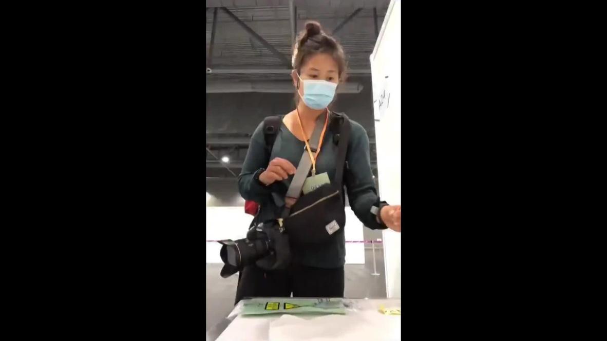 Hong Kong: Timelapse de una periodista realizando una prueba de covid-19 en el aeropuerto
