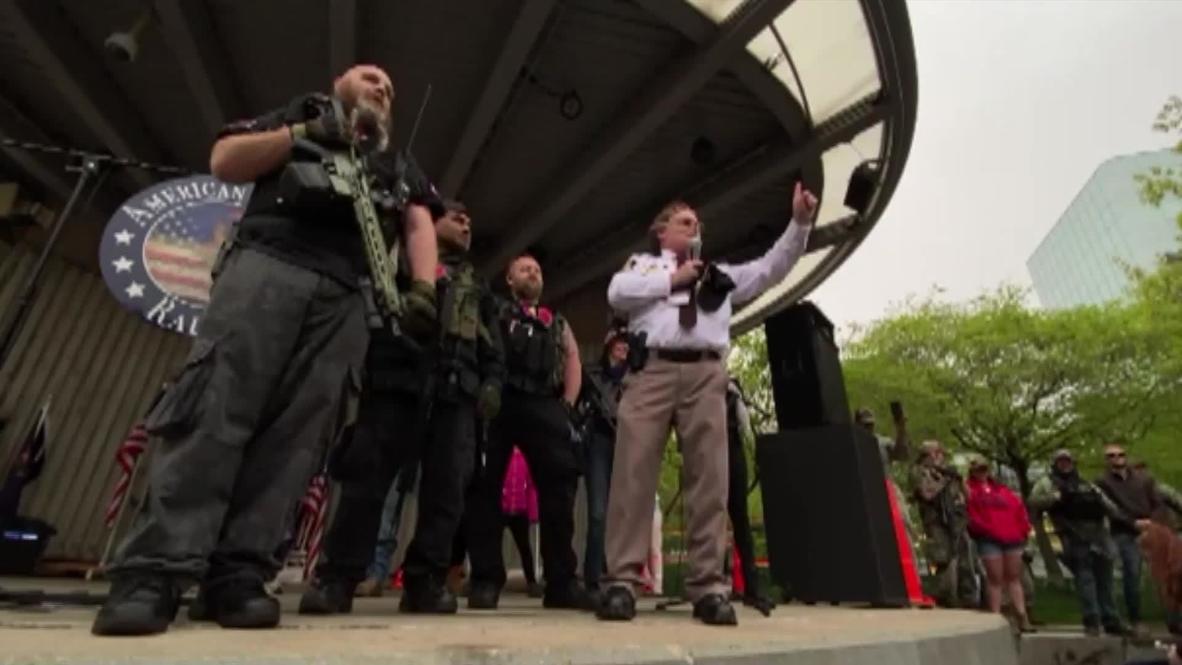 EE.UU.: Milicias armadas y sheriff local se unen a protesta contra orden de confinamiento en Michigan