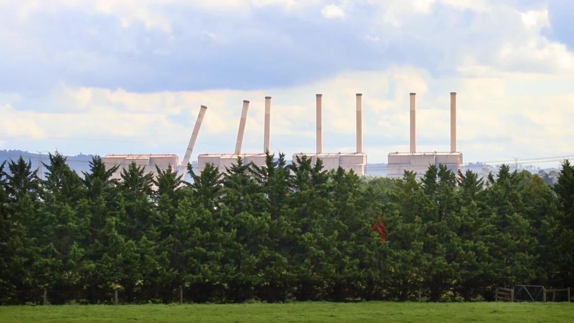 Australia: Ocho chimeneas de una central eléctrica en Hazelwood son demolidas