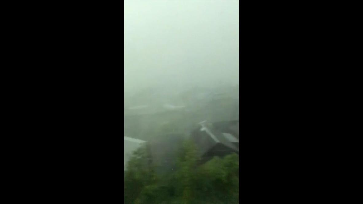 'Mom, the roof has flown away!' Windstorm rips off store’s roof in Russia's Mariinsk