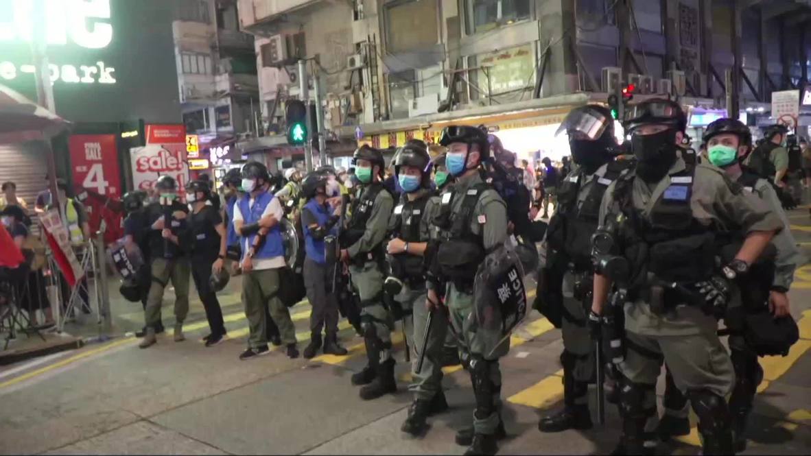 هونغ كونغ: استمرار الاحتجاجات والاشتباكات بين المتظاهرين ورجال الشرطة بعد اعتقال المئات