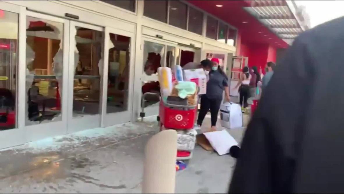 EE.UU.: Protestas en Mineápolis por la muerte de George Floyd terminan en disturbios y saqueos