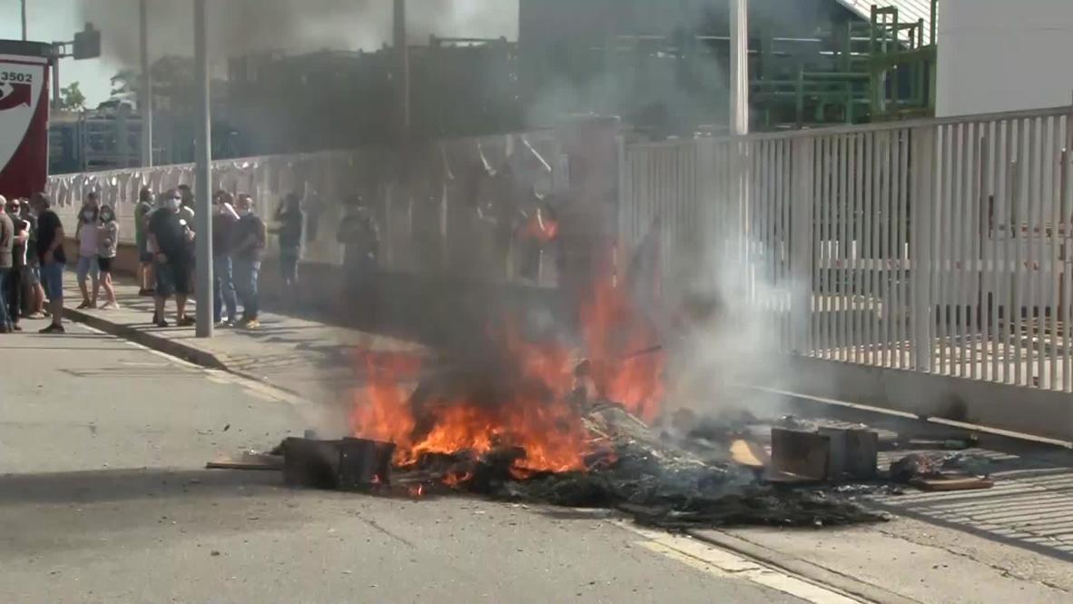 España: Trabajadores queman neumáticos en protesta contra cierre de las fábricas de Nissan en Cataluña