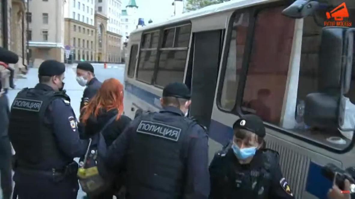 Россия: Несколько человек задержаны у здания МВД в Москве на серии пикетов