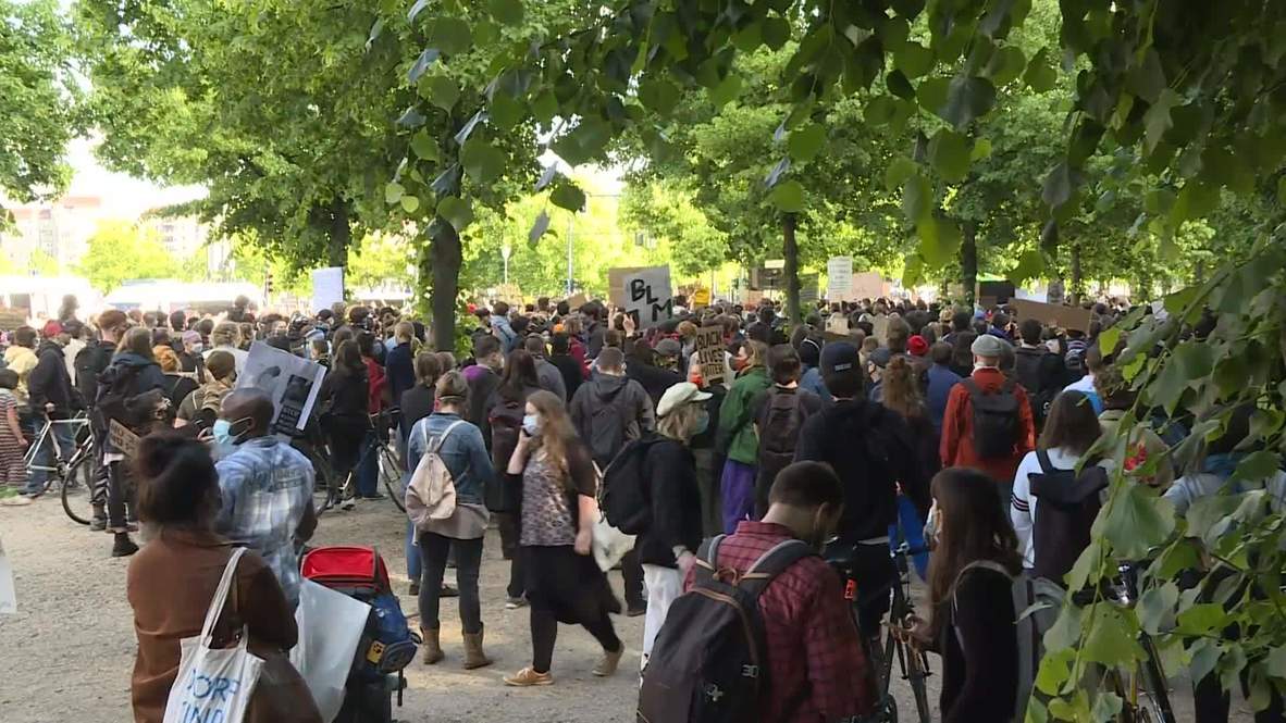 ألمانيا: تظاهر الآلاف أمام السفارة الأمريكية في برلين احتجاجا على مقتل جورج فلويد