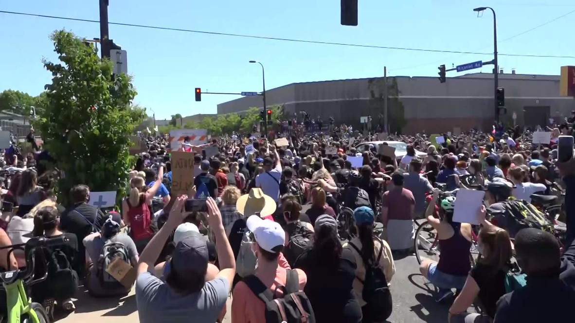 EE.UU: Manifestantes comparten sus opiniones mientras regresan a las calles de Mineápolis