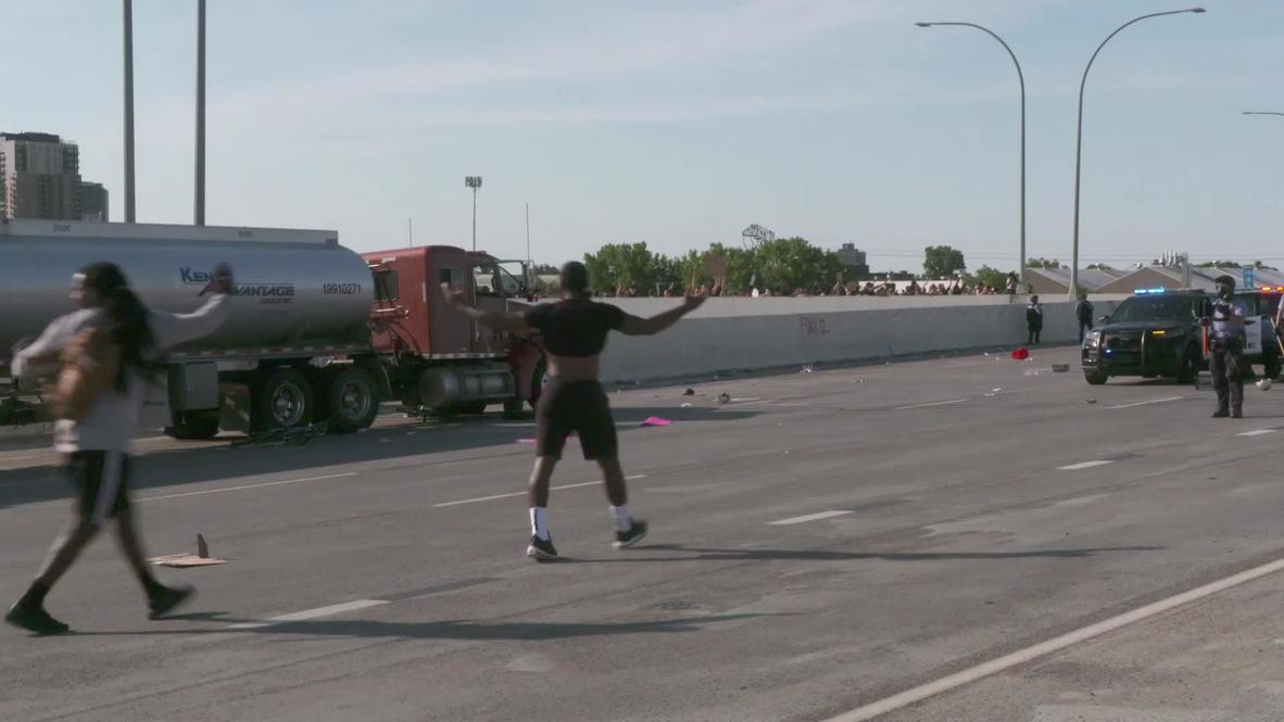 USA: Police forces comb I-35W Minneapolis motorway after tanker lorry incident