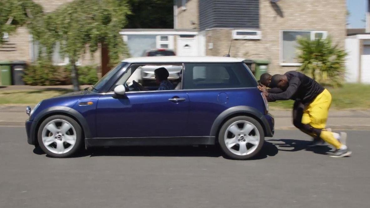Reino Unido: Equipo jamaicano de bóbsled se entrena para los JJ.OO. empujando un Mini Cooper