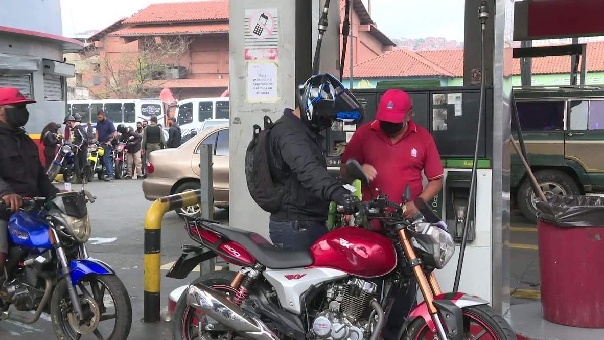Venezuela: Ciudadanos hacen cola para repostar el día que entra en vigor el aumento del precio de la gasolina