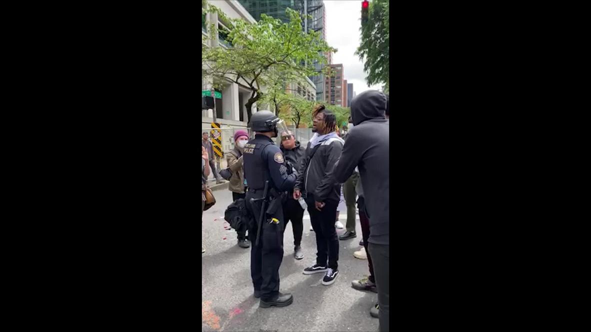 USA: Portland police officers take a knee in solidarity with George Floyd protesters