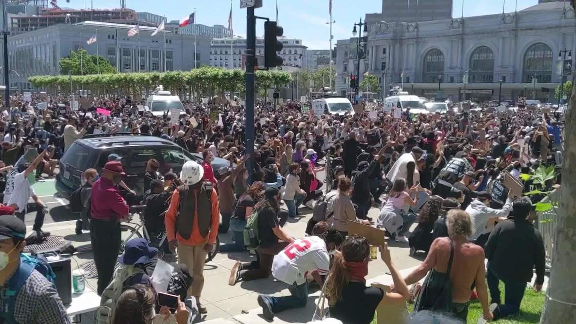 EE.UU.: Cientos de manifestantes se arrodillan contra la brutalidad policial en San Francisco
