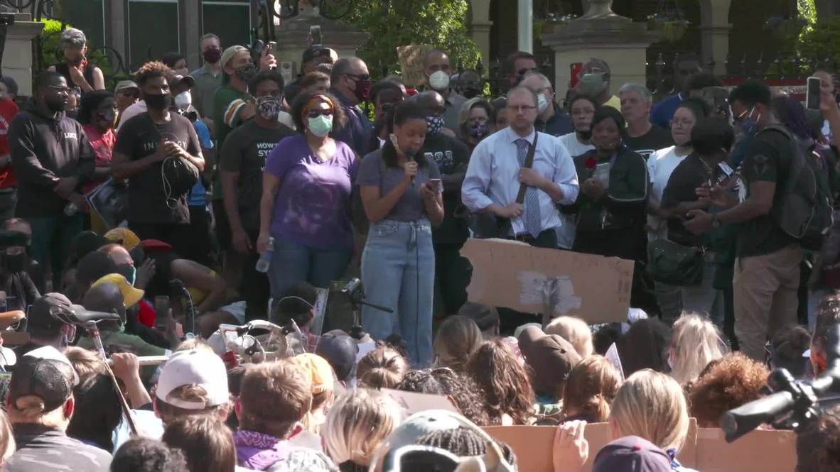 USA: George Floyd protesters rally outside Minnesota governor's residence
