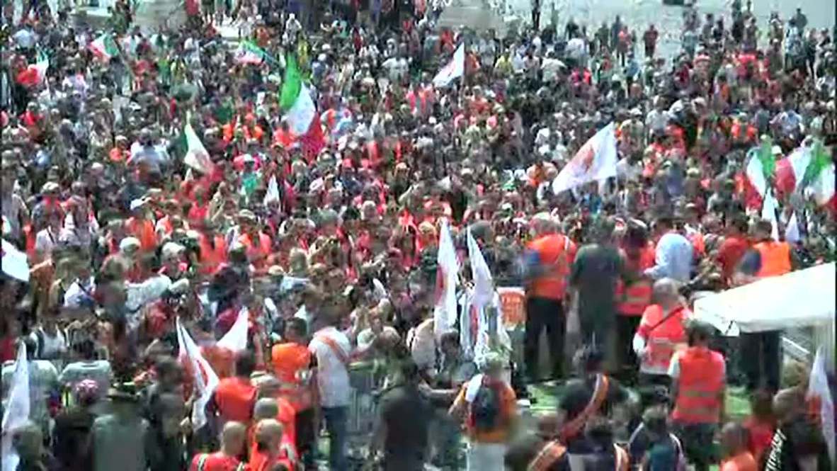 Italy: 'Orange vest' protesters demonstrate in Rome, deny existence of COVID