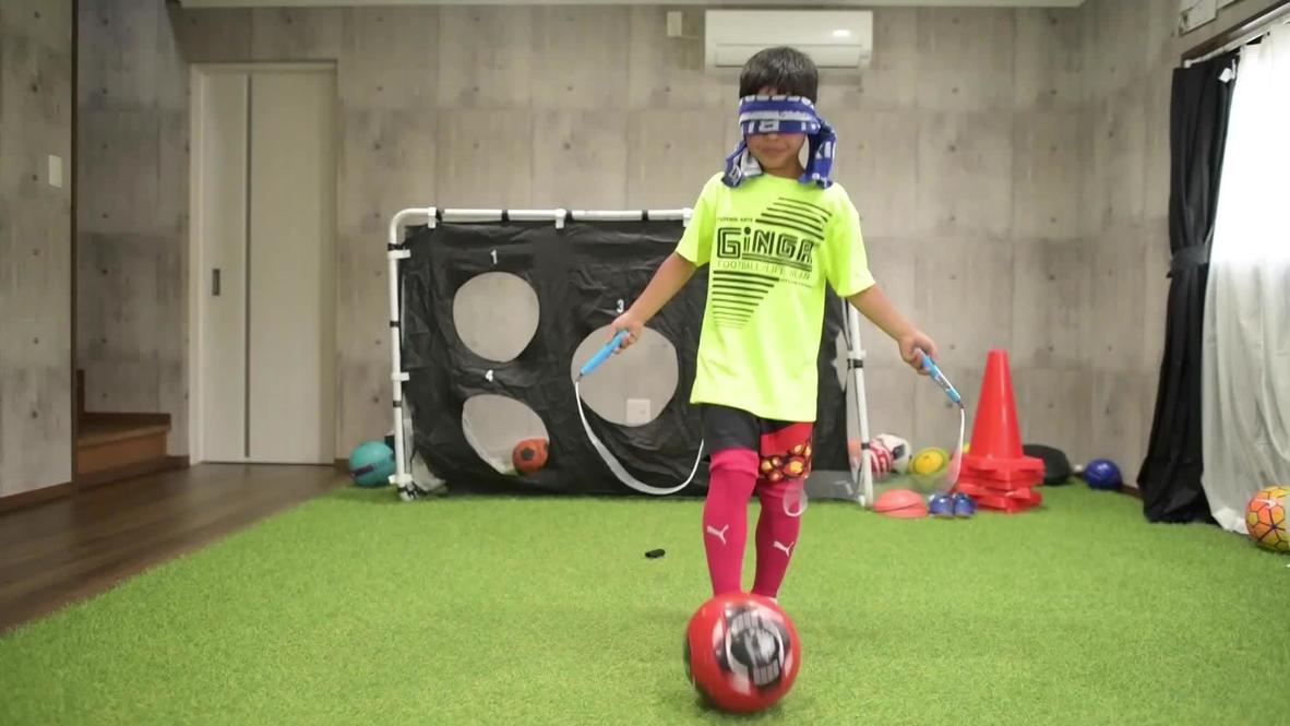 Japón: Conoce a este 'pequeño Messi' que salta a la comba y hace malabares con los ojos vendados