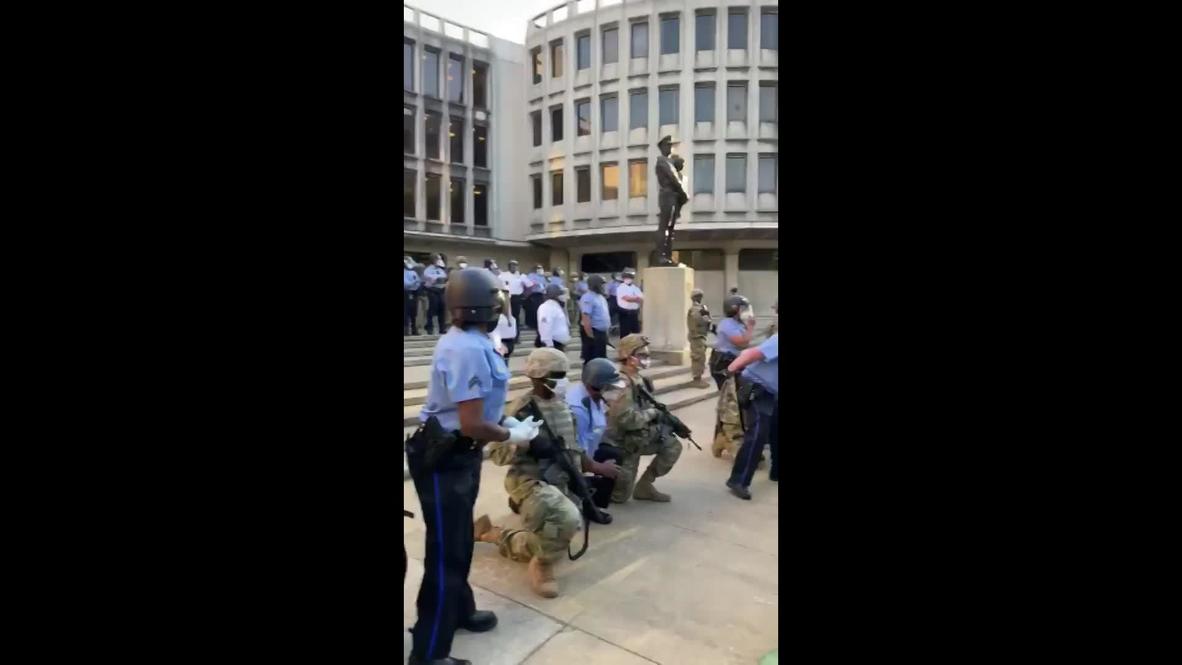 USA: Philadelphia police take a knee in solidarity with George Floyd protesters