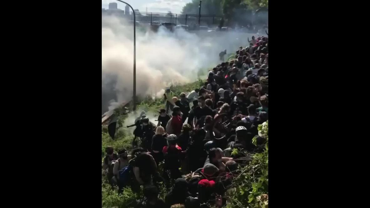 USA: Philadelphia police throw tear gas on protesters to clear highway